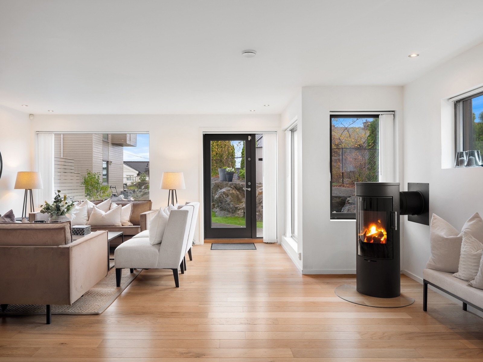 Fra stuen er det utgang til en romslig terrasse med plass til spisegruppe og sittegruppe. Galleribilde