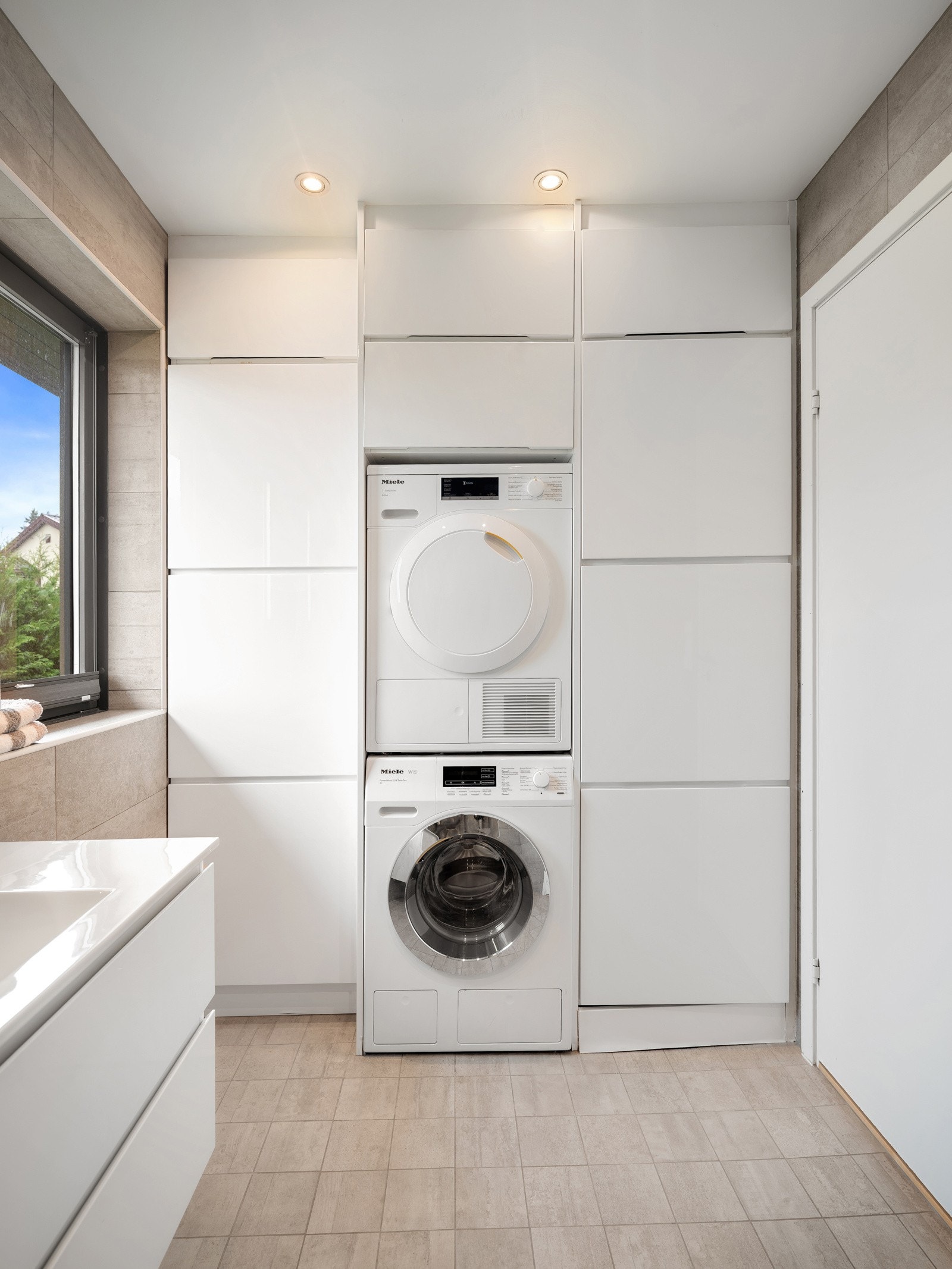 Det er plass til vaskesone med opplegg for vaskemaskin og tørketrommel, og varmtvannsbereder er plassert inne på rommet. Galleribilde