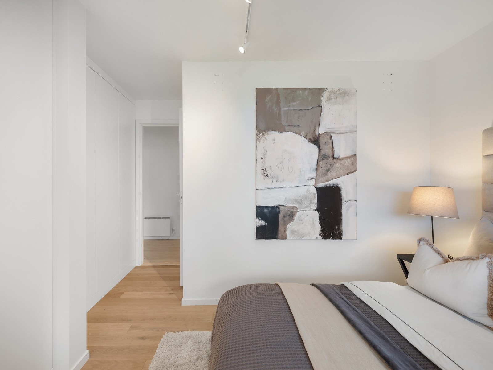 En stor innebygget garderobe gir rikelig med oppbevaringsplass. Galleribilde