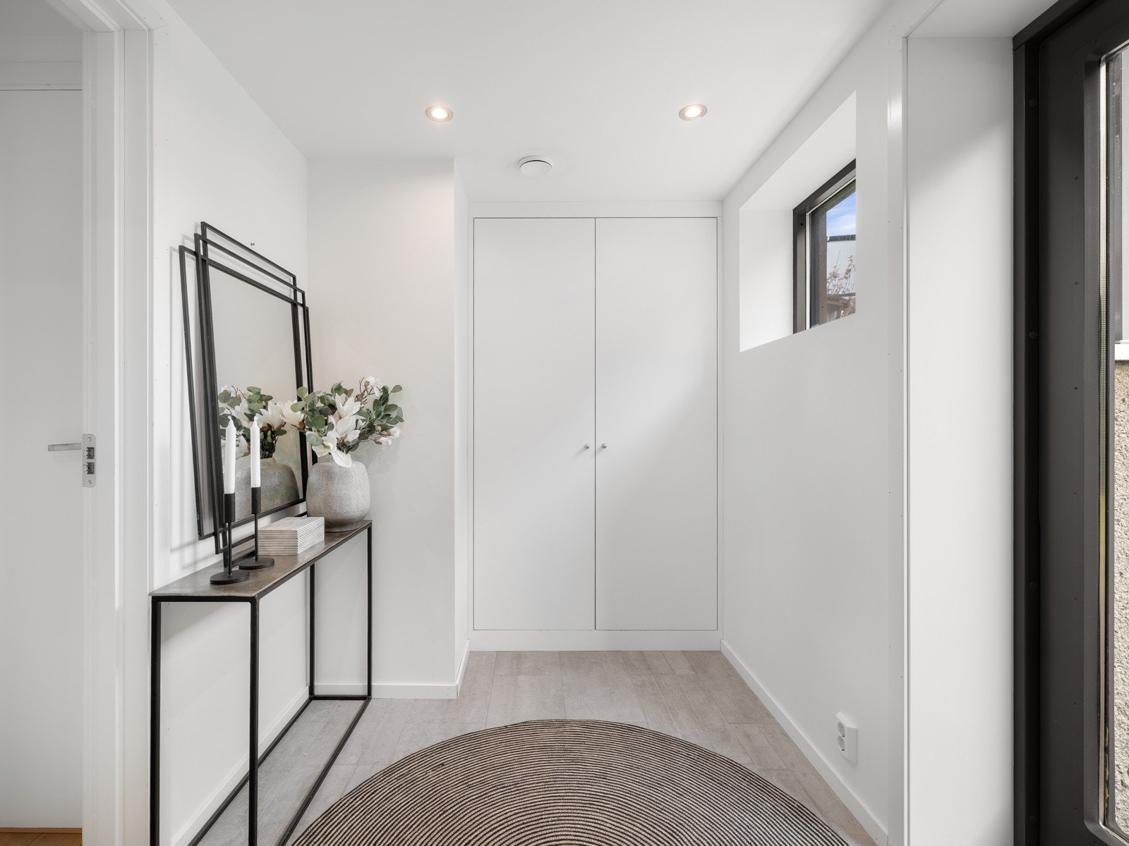 Flislagt gulv med varmekabler og plass til oppheng av yttertøy og sko i garderoben. Galleribilde