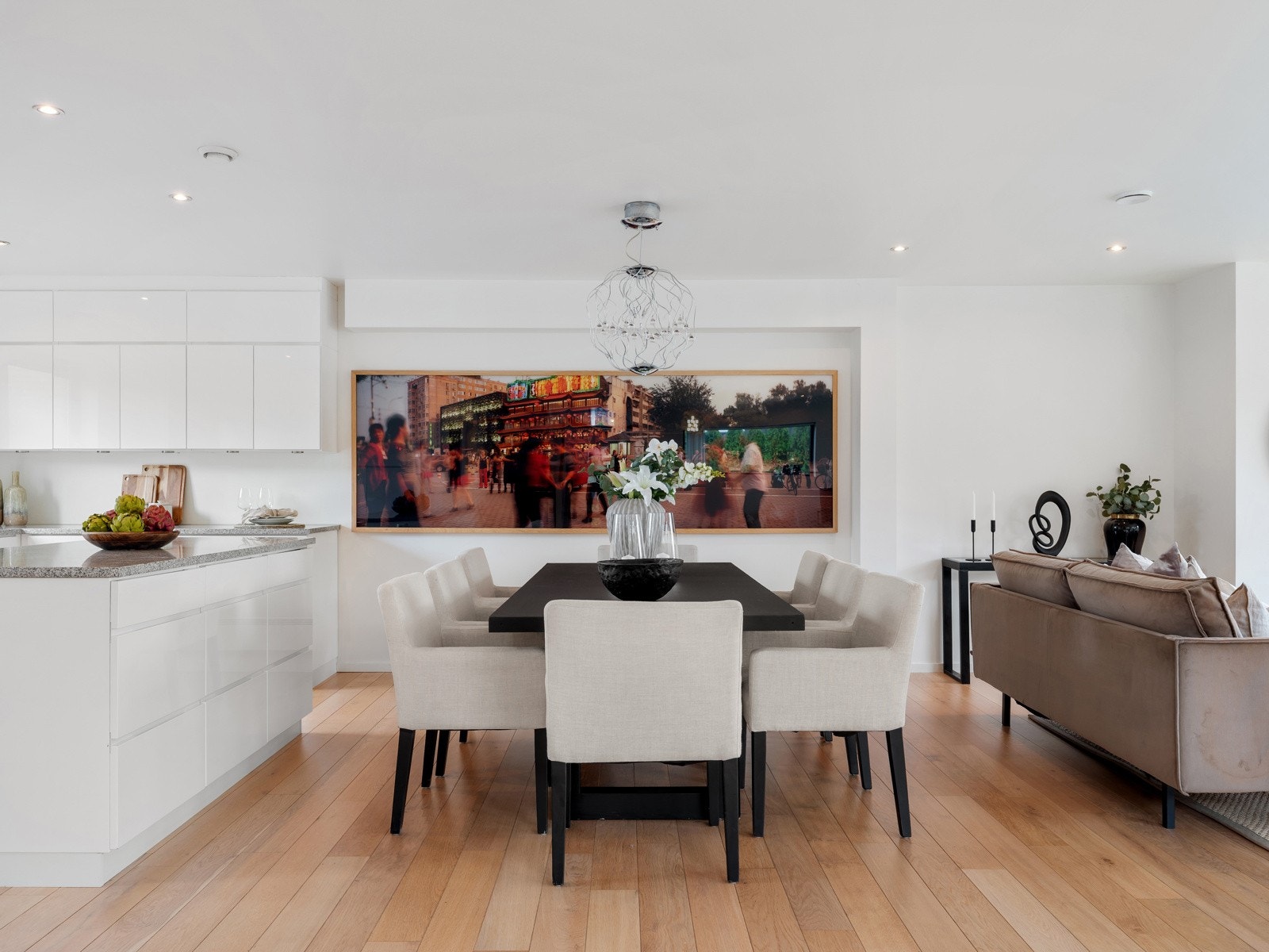 I forlengelsen av stuen ligger spisestuen, som har god plass til langbord. Galleribilde