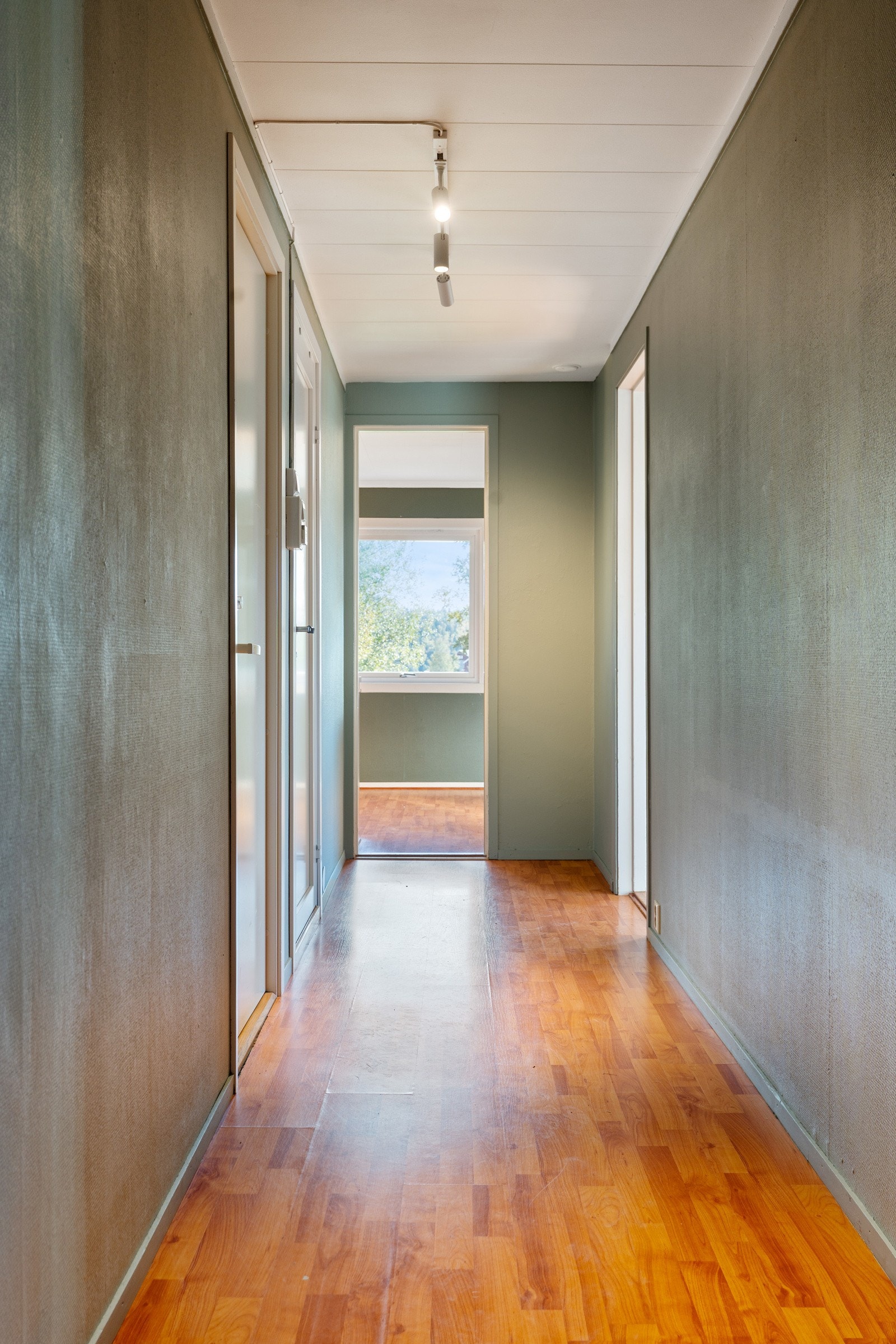 Leiligheten tar deg imot i en romslig gang. Galleribilde