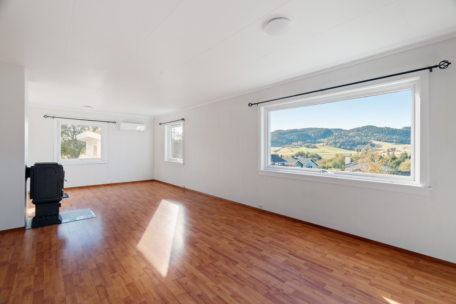 Stuen er romslig og er målt til 30 kvm. Galleribilde