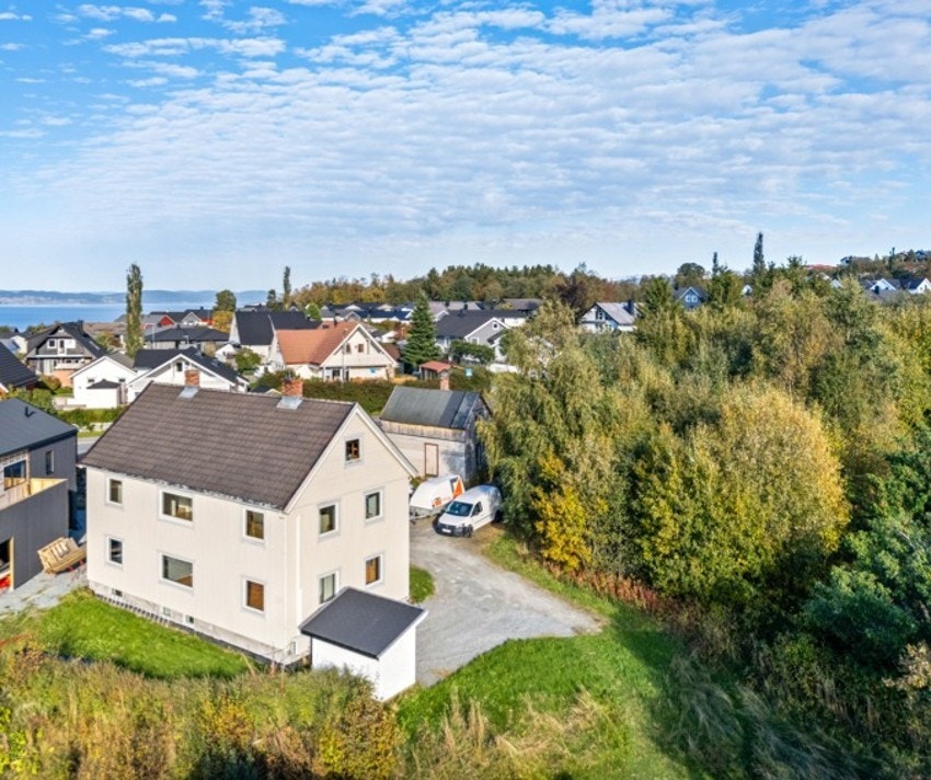 Leiligheten ligger pent til på Vikhammeråsen. Galleribilde