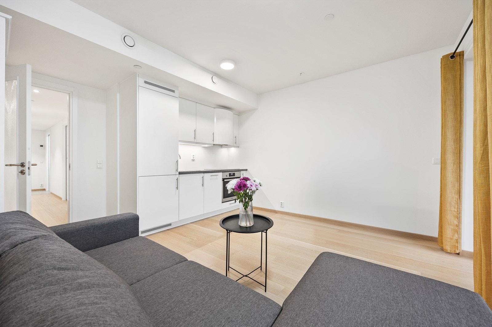 Stuen er romslig med god plass til sofa og spisegruppe. Galleribilde