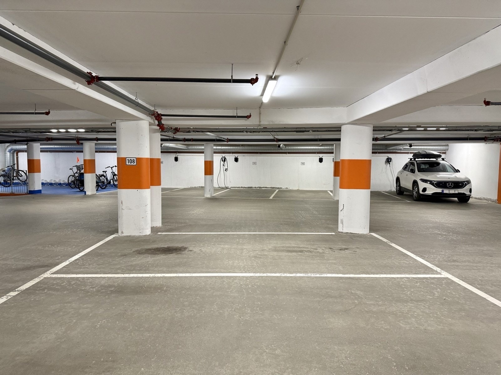 Leiligheten disponerer en garasjeplass i felles anlegg, samt en kjellerbod for lagring. Galleribilde