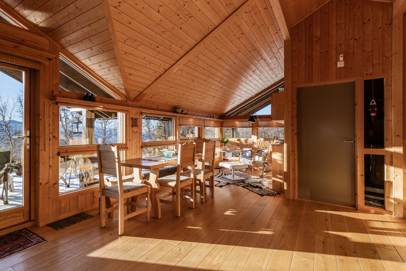 Røstet tak gir et luftig rom med god romfølelse Galleribilde