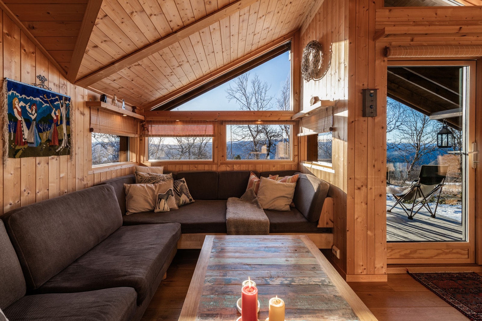 Nydelig utsikt fra store vindusflater i stue Galleribilde