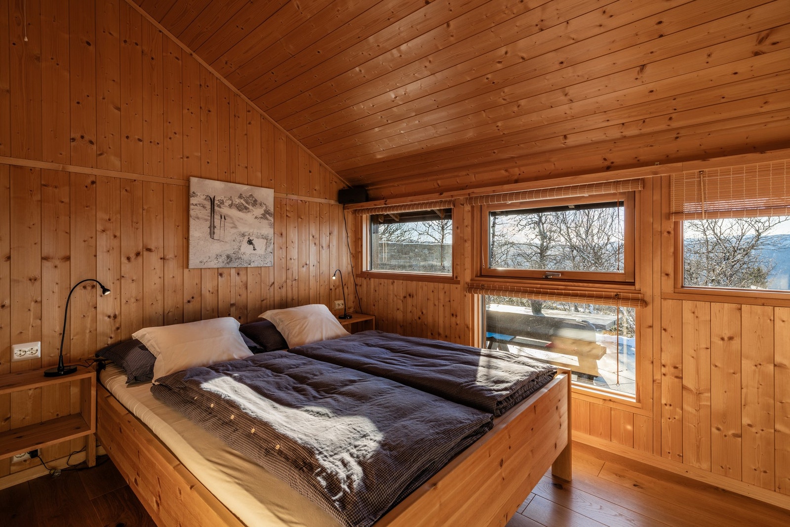 Hovedsoverom - Legg merke til detaljen med lavt vindu så man får utsikt fra sengen! Galleribilde