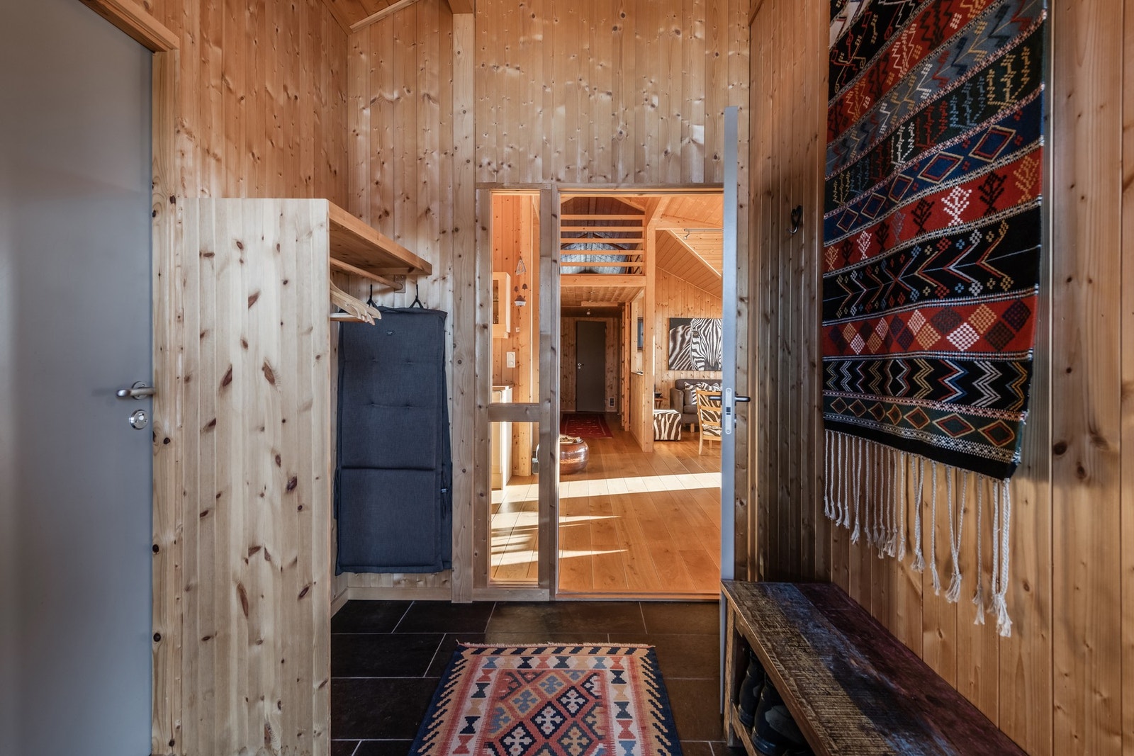 Gang med plass til å henge fra seg klær Galleribilde