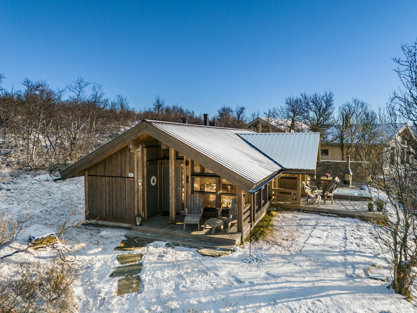 Denne hytten byr på en kombinasjon av moderne komfort og naturnær atmosfære Galleribilde