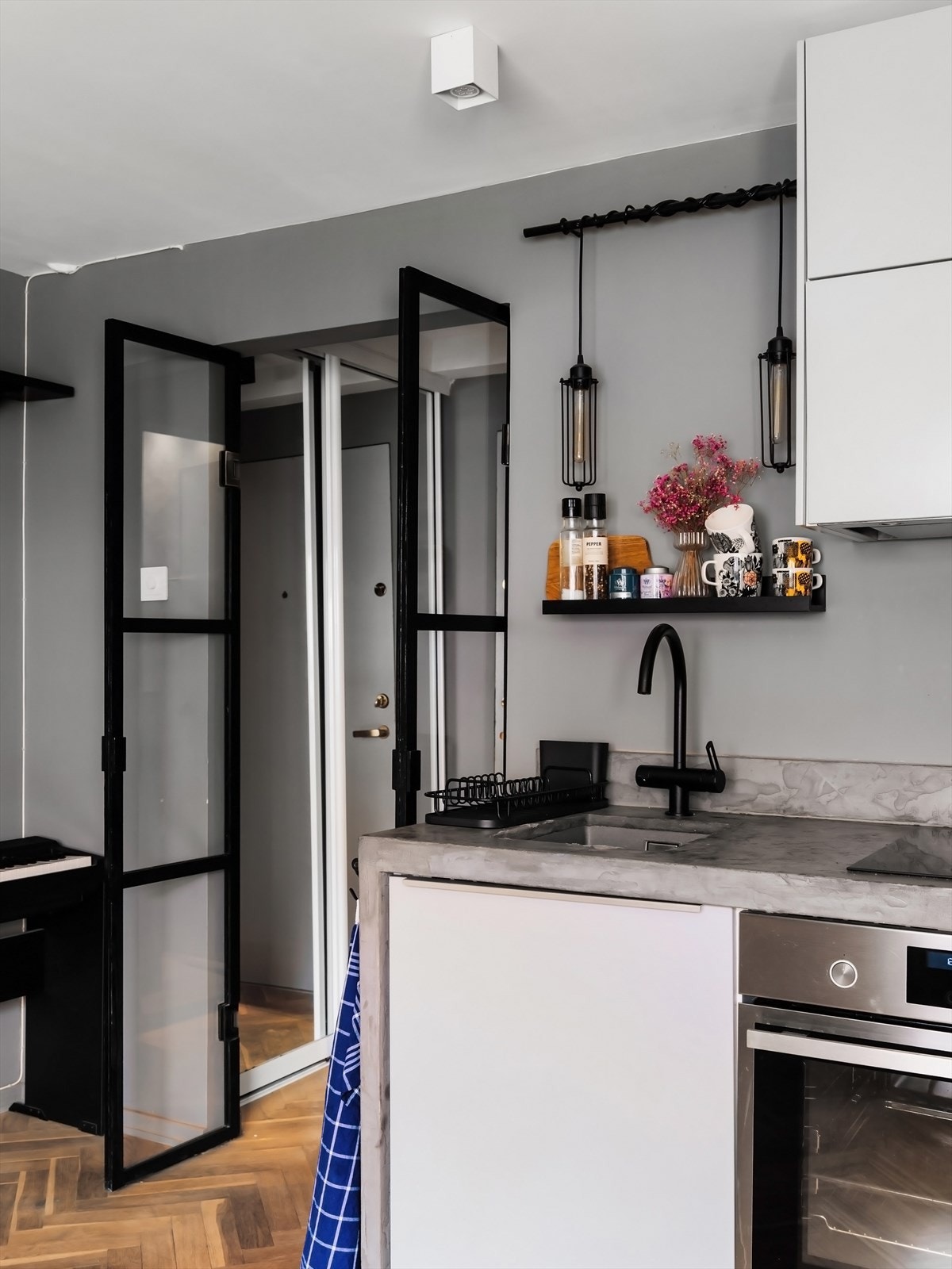 Doble glassdører med sort rammeverk. Galleribilde