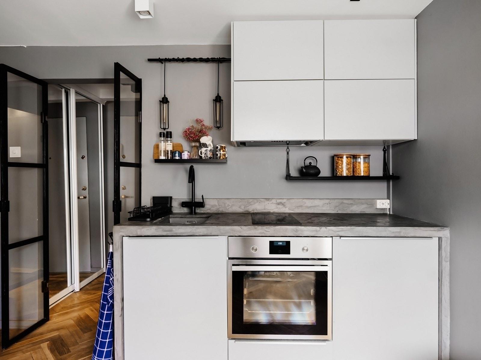 Integrert induksjonstopp, stekeovn og kjøleskap. Kullfilterventilator. Galleribilde