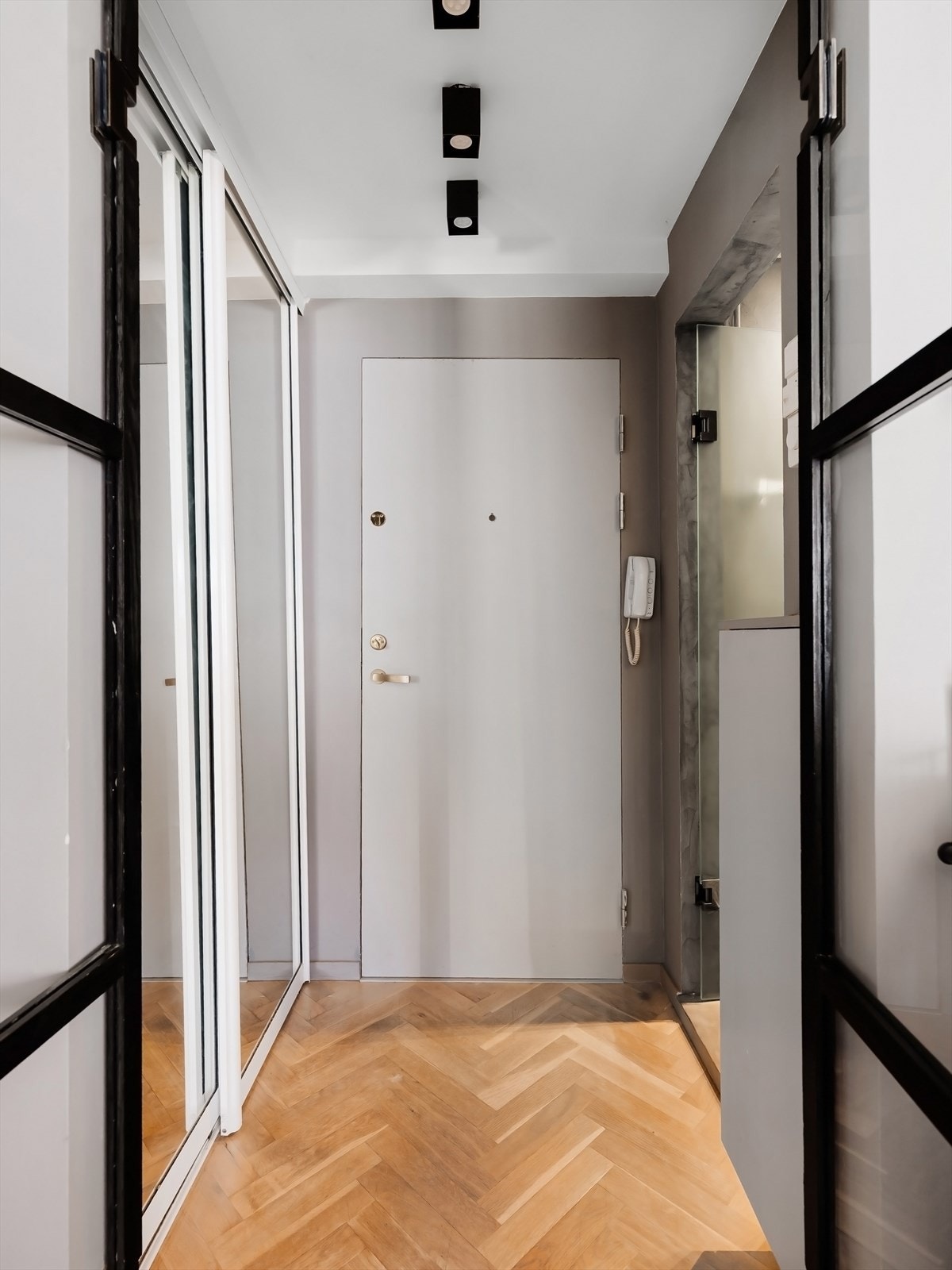 Godt med oppbevaring i skyvedørsgarderobe med speilfronter i entré. Leiligheten disponerer 2 boder. Galleribilde