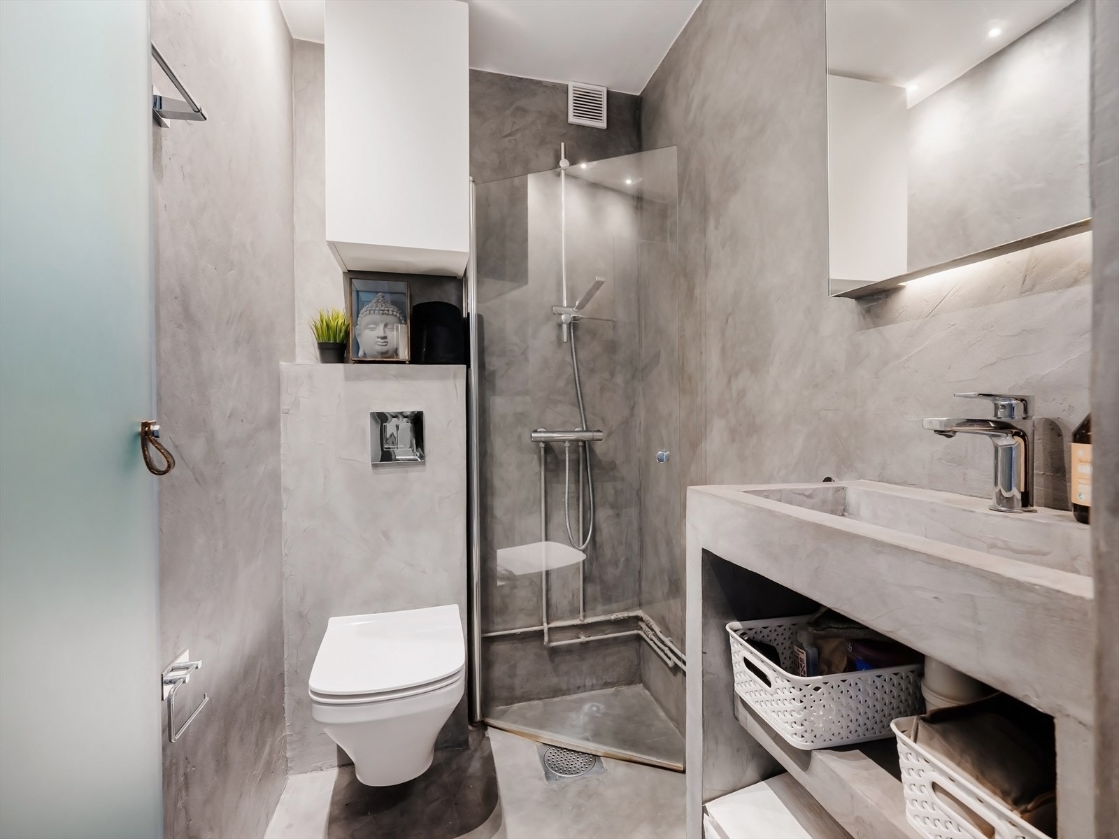 Pent bad oppgradert i 2016. Badet har veggmontert toalett, servantinnredning med oppbevaring og hjørnedusj. Varmekabler i gulv. Galleribilde