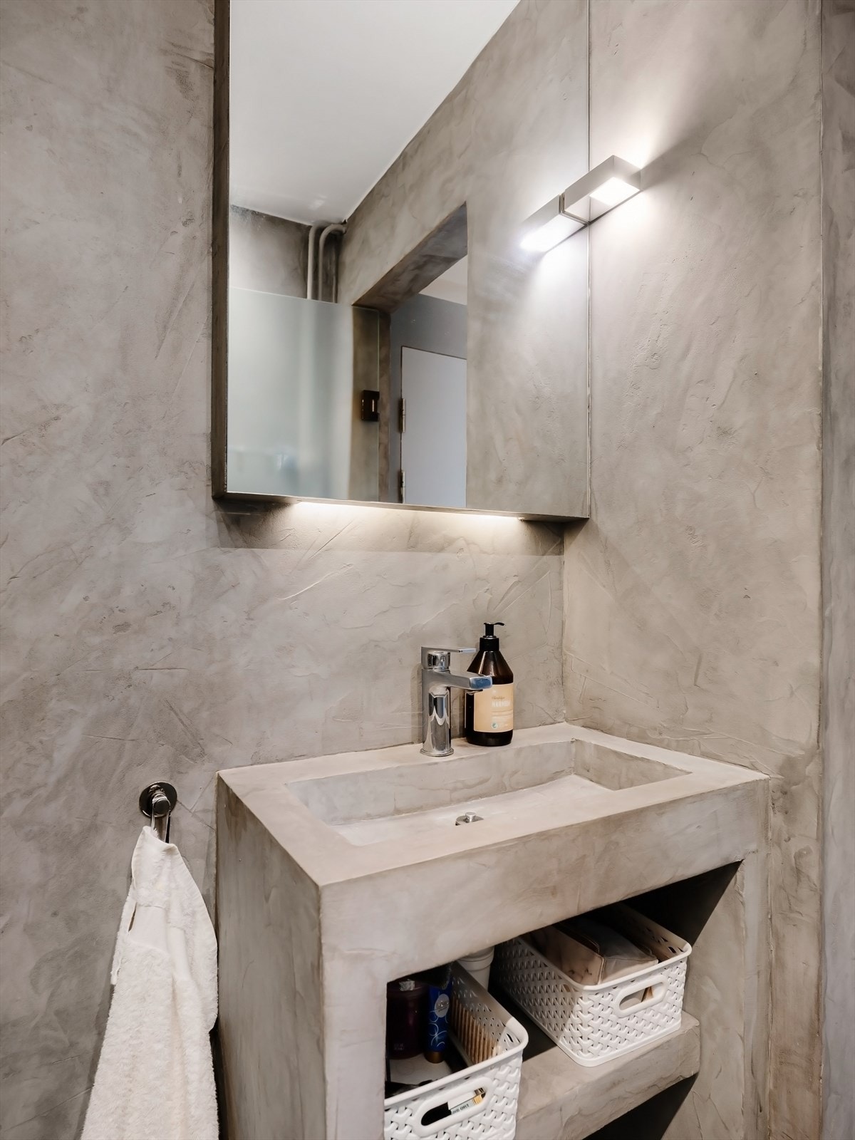 Godt med belysning både med lys i speil og downlights i himling. Galleribilde