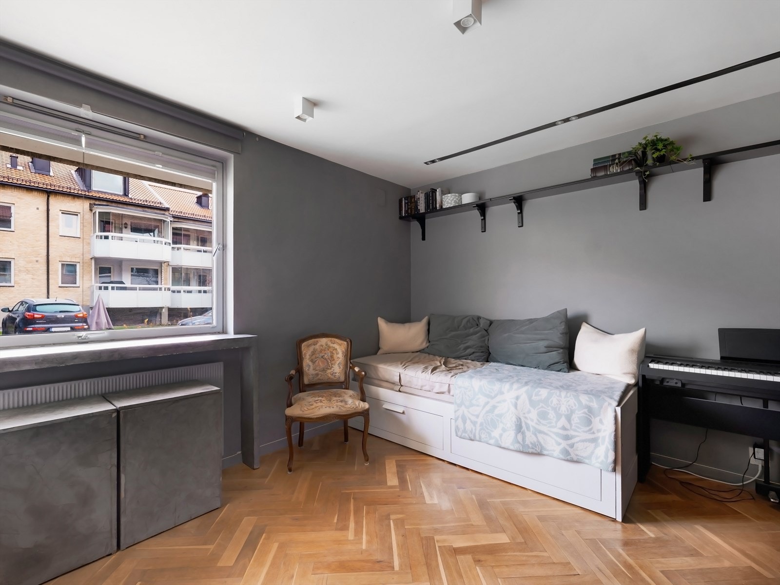 Stort vindu med ekstra bred vinduskarm som fungerer fint som en plassbesparende barløsning. Galleribilde