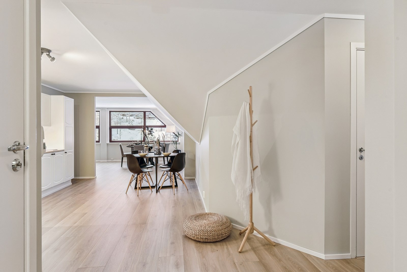 Første møte med leiligheten er en gang sone med garderobenisje, stort bad, bod og soveromsgang med to boder - lyset flommer inn i leiligheten fra de store stuevinduene Galleribilde