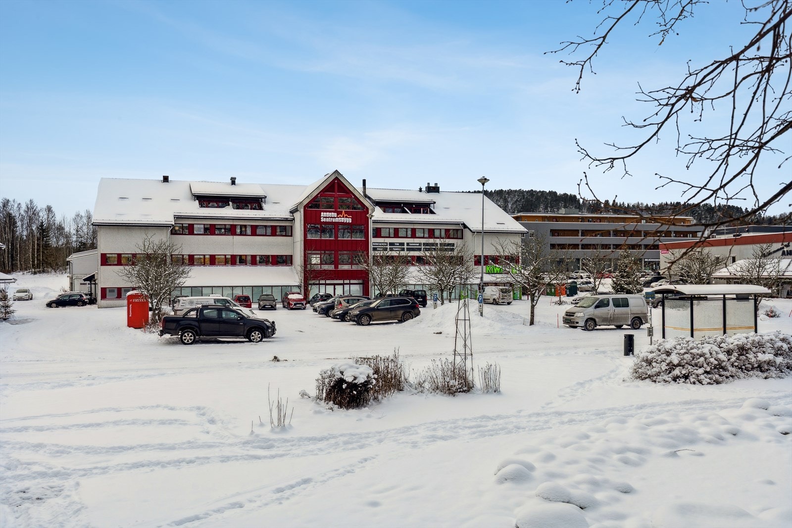 Toppleiligheten ligger i 3.etasje i bygget med fast p-plass utendørs og enkelt adkomst via trapp eller heis - balkong Galleribilde