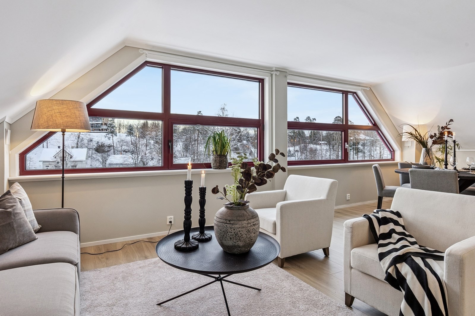 Med sin åpne planløsning og romslige størrelse gir stuen store muligheter for å skape både en koselig sofakrok og en innbydende spiseplass. Innerste del av stue var tidligere soverom tre Galleribilde