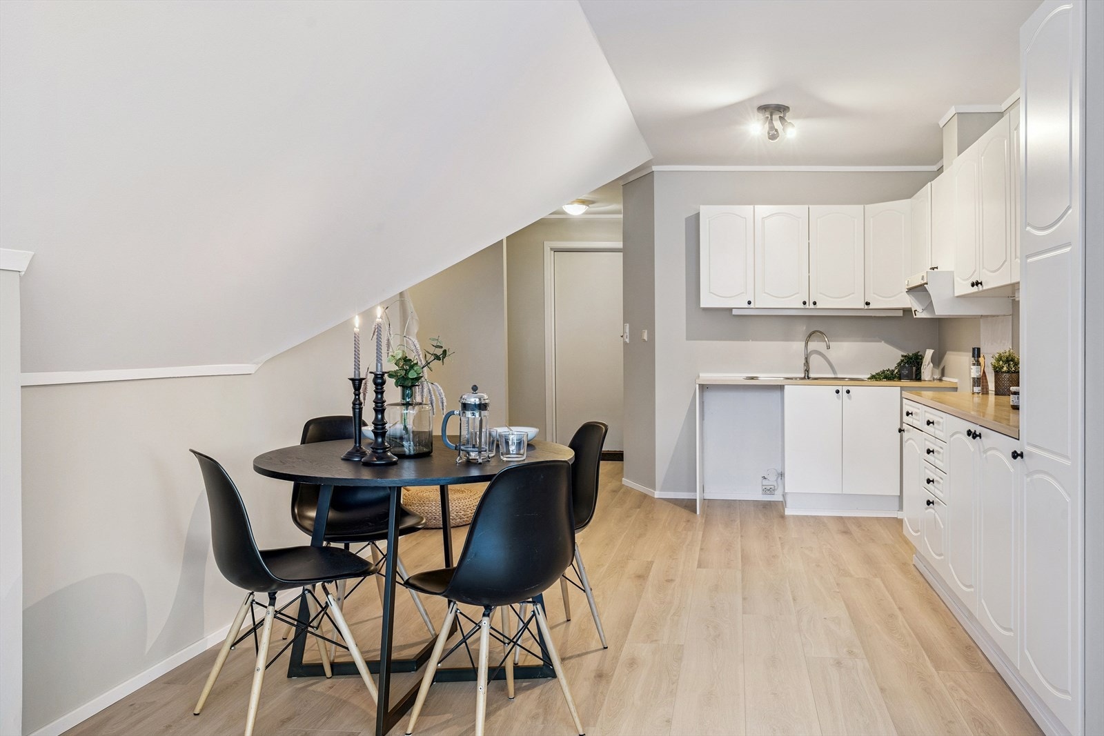 Ved kjøkkenet er det plass til spisebord, noe som skaper et sosialt og innbydende rom hvor matlaging og samvær flyter naturlig sammen. Galleribilde