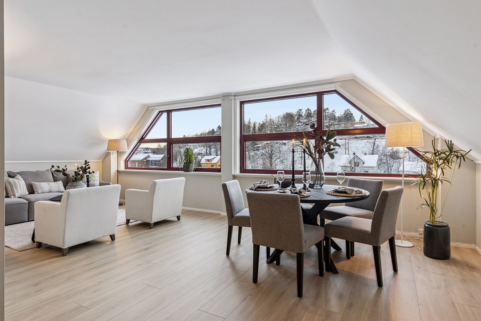 DNB Eiendom v/Wenche Beyer ønsker velkommen til denne attraktive og moderniserte 3(4)-roms toppleiligheten midt i Andebu sentrum! Nymalt i stue, kjøkken og gang 2025 | Nye gulv i stue, kjøkken og gang 2025 | Flytt inn nå! Galleribilde