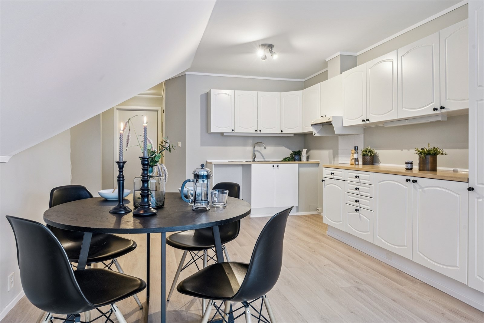 Det lyse og pene kjøkkenet ligger i delvis åpen løsning mot stuen. Galleribilde