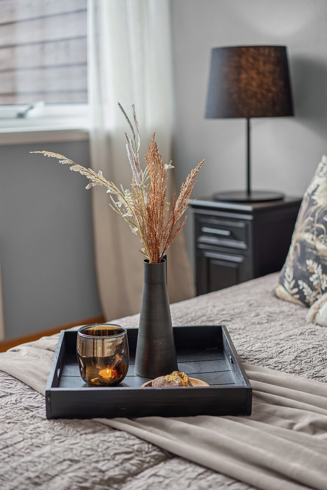 Rommet har god plass til dobbeltseng og nattbord på hver side, og er i tillegg utstyrt med rikelig garderobeplass. Galleribilde