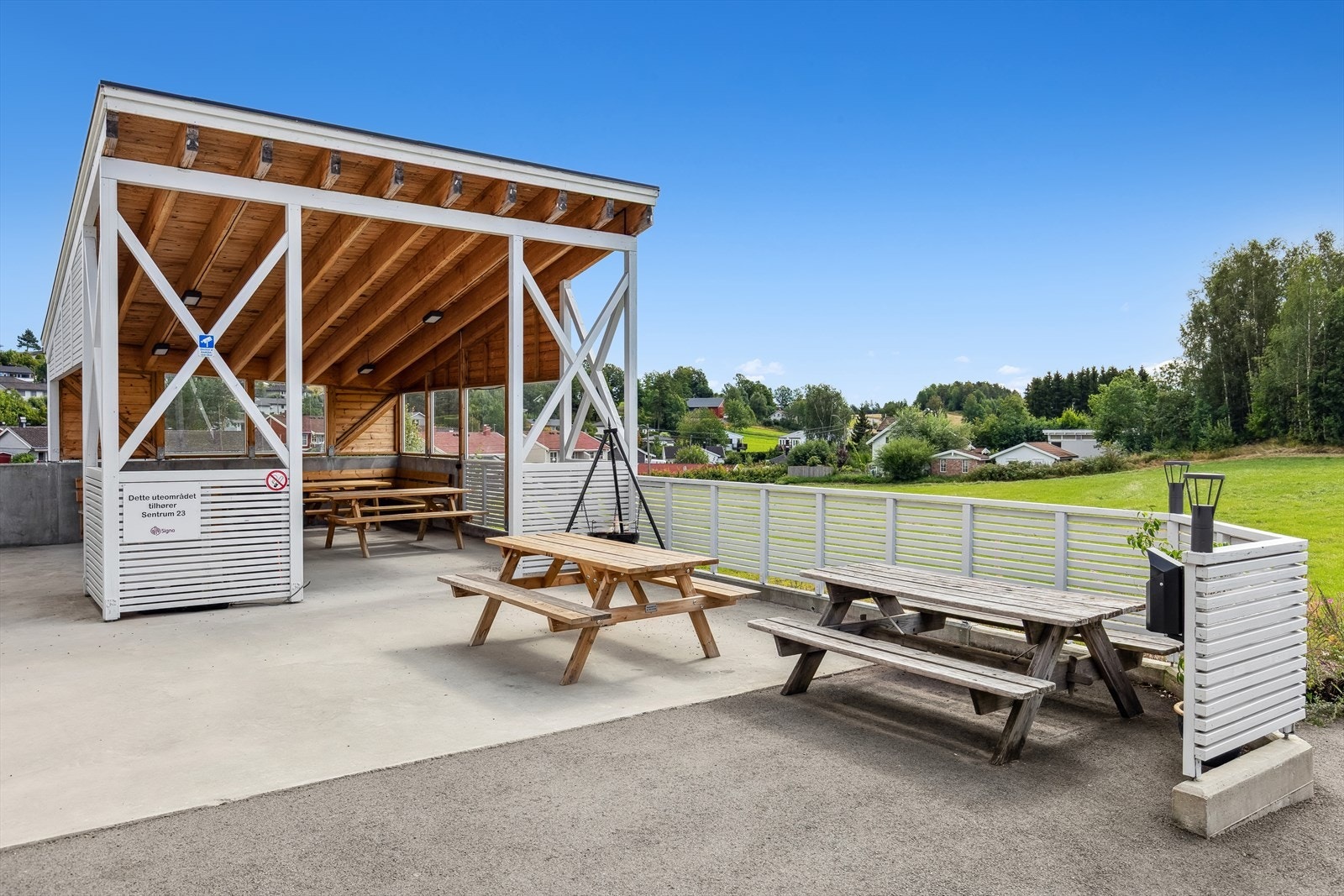 Trivelige og pent opparbeidede fellesarealer med sittegrupper og bålpanne. Galleribilde