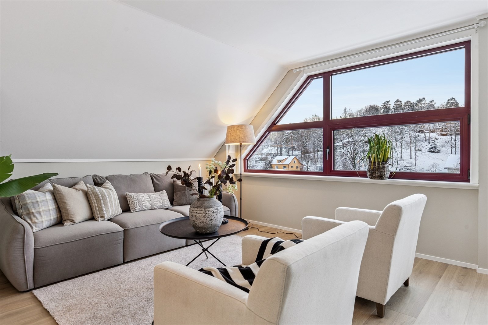 Beliggenheten kan nesten ikke bli bedre på Andebu - midt i sentrum, med butikk i første etasje og busstopp like ved. Nymalte himlinger, helsparklede og tapetserte vegger i stue, kjøkken og gang, nye gulv i de samme rommene Galleribilde