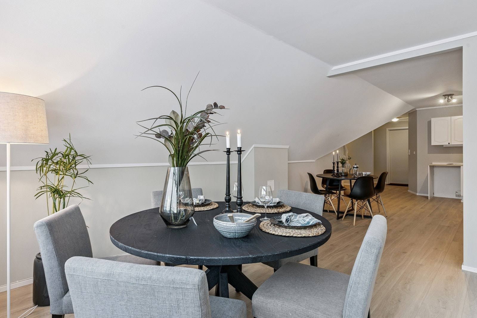 Stue og kjøkken er ekstra stort da det tidligere var et tredje soverom i leiligheten som senere er fjernet - det gir plass til både kjøkkenbord og spisestuegruppe Galleribilde