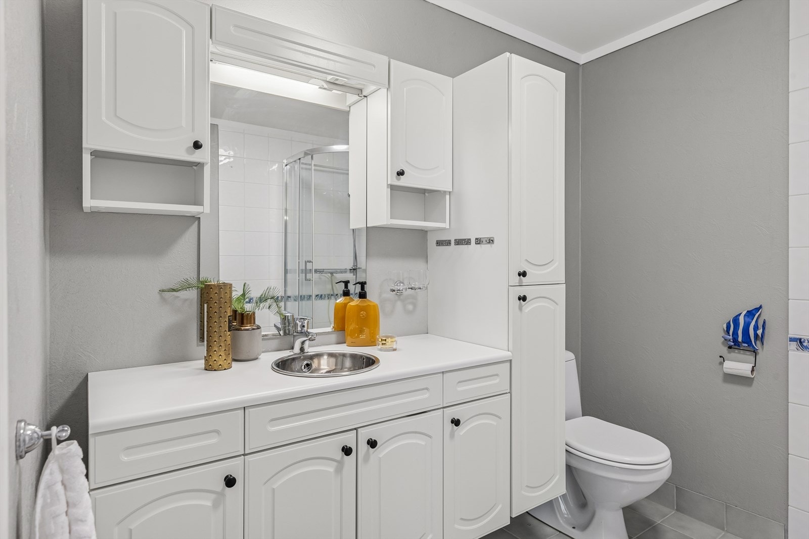 For øvrig har badet flislagt gulv med behagelig gulvvarme, og veggene er kledd med en kombinasjon av fliser og malt tapet. Galleribilde