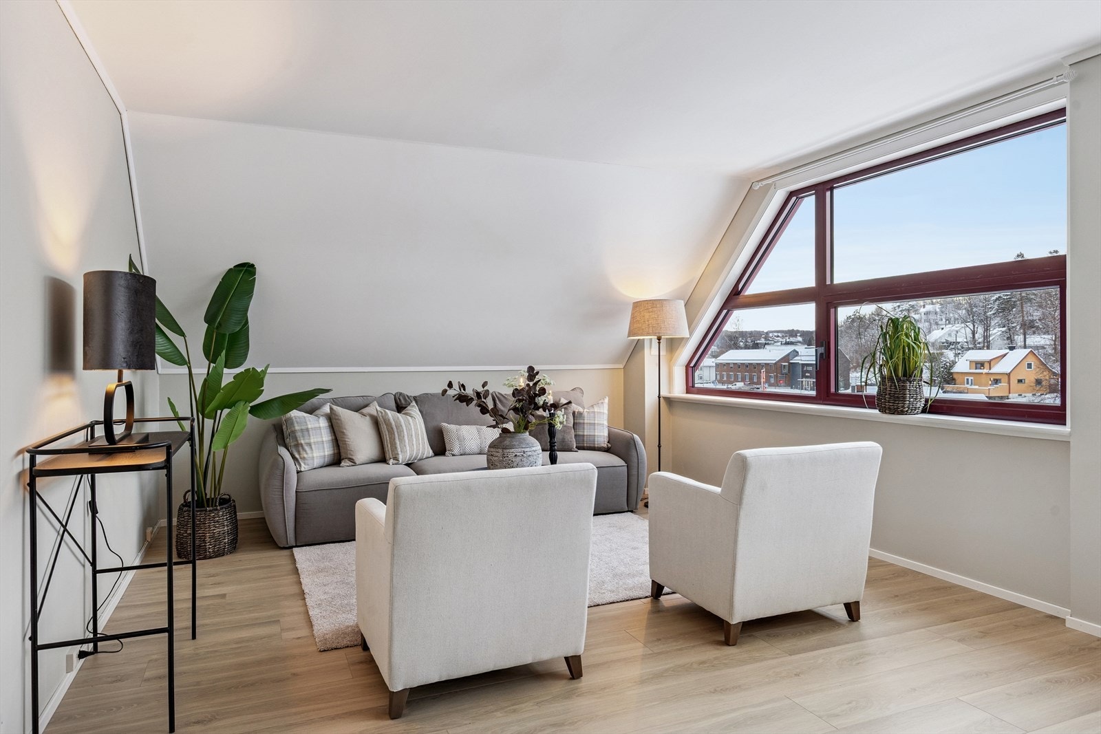 Stuen er hjertet i leiligheten, et rom som inviterer til både avslapning og hyggelige stunder med familie og venner. Galleribilde