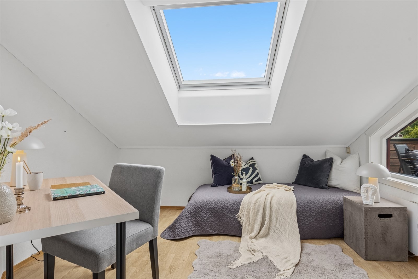 Et stort takvindu slipper inn rikelig med dagslys og gir rommet en lys, åpen og god følelse. Galleribilde