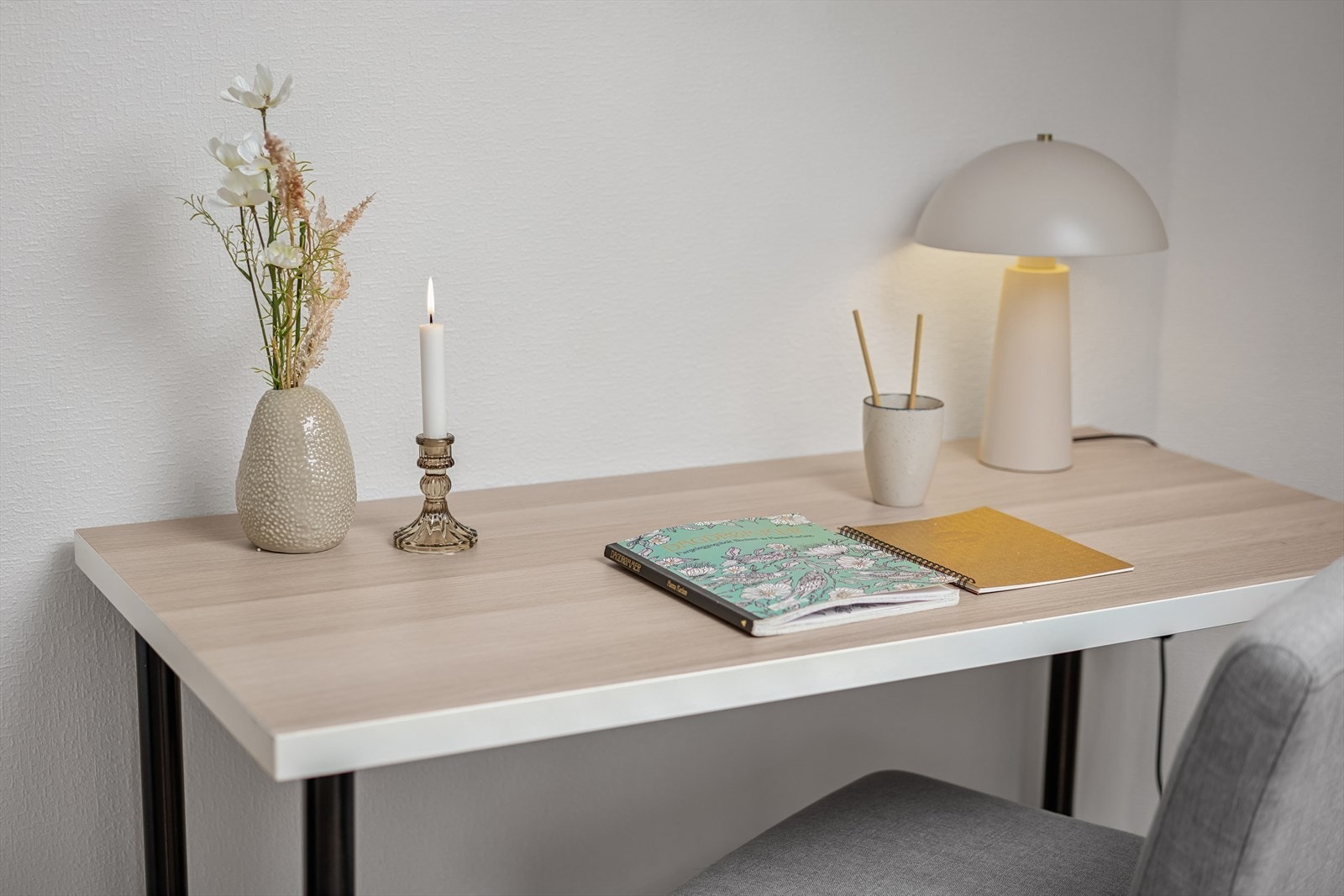 Det andre soverommet er praktisk, med plass til seng og en liten arbeids- eller kontorplass. Galleribilde