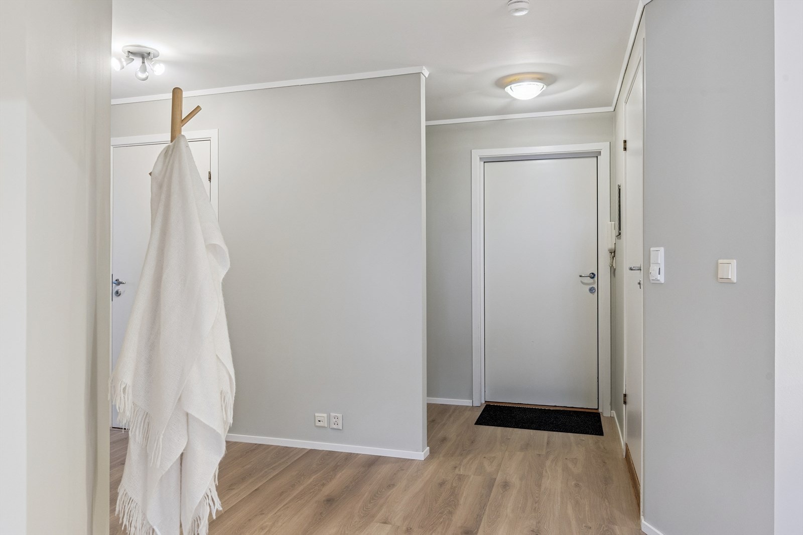 I gangen er det romslig nisje for garderobe, separat bod, samt lagringsloft over hovedsoverommet - dørcalling - personheis - trappeløp Galleribilde