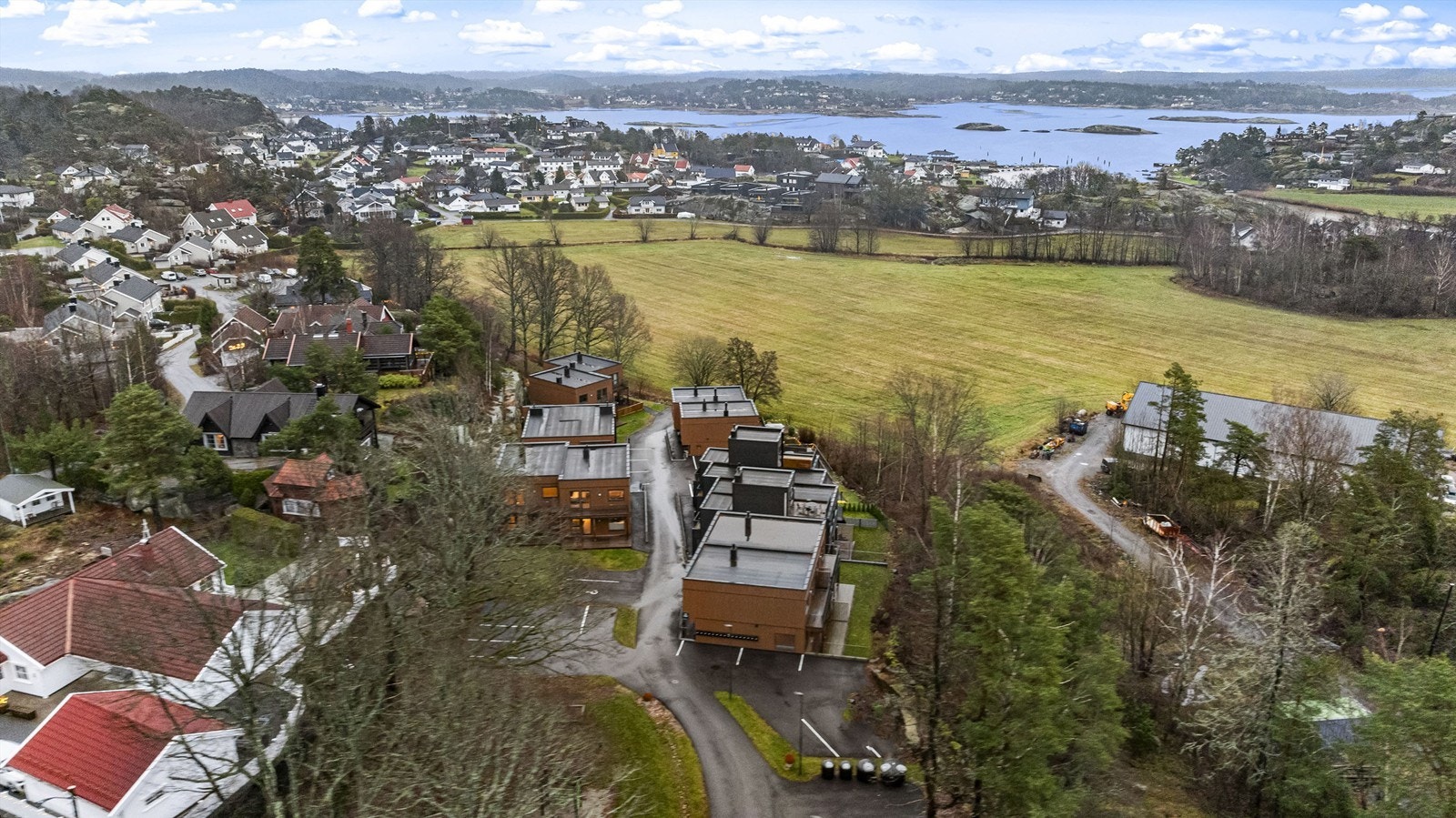 Tar du beina fatt, er du på under ti minutter fremme ved idylliske Sjuveenga ved Lahellefjorden - et av Sandefjords mest sjarmerende steder for bading, soling og båtliv gjennom sommeren. Galleribilde