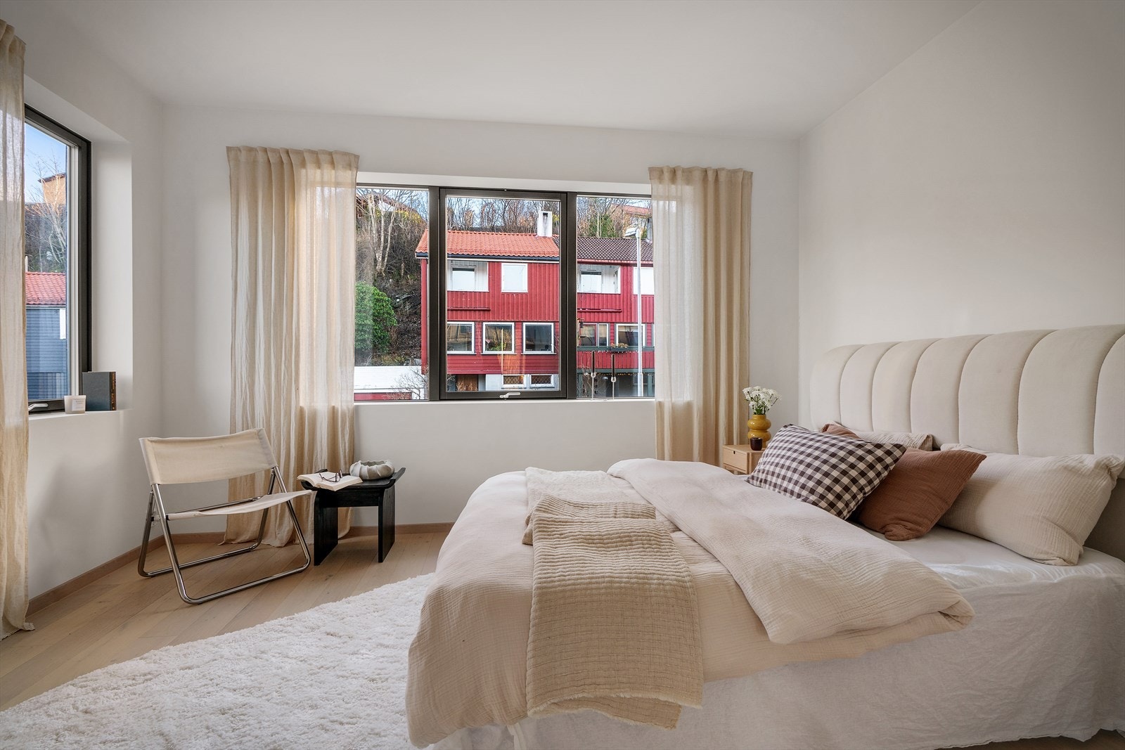 Tar man trappen opp til andre etasje finner du hovedsoverommet, tv-stuen, balkong, bad og bod. Galleribilde