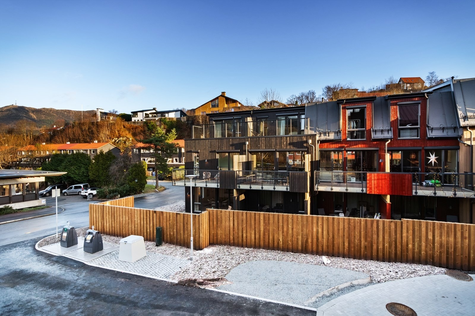 Det nye rekkehuset, i karakteristisk engelsk townhouse stil, har uteplasser på hvert plan og står virkelig til dagens forventninger! Galleribilde