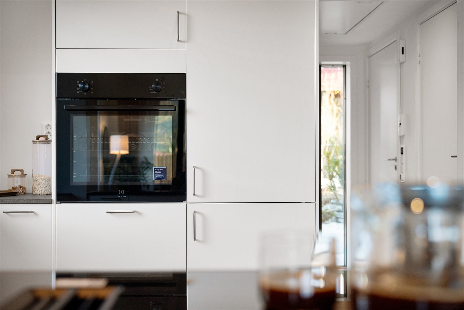 Her er også kjøl/fryseskap, oppvaskmaskin, platetopp, stekeovn, vannstoppsystem og komfyrvakt. Galleribilde