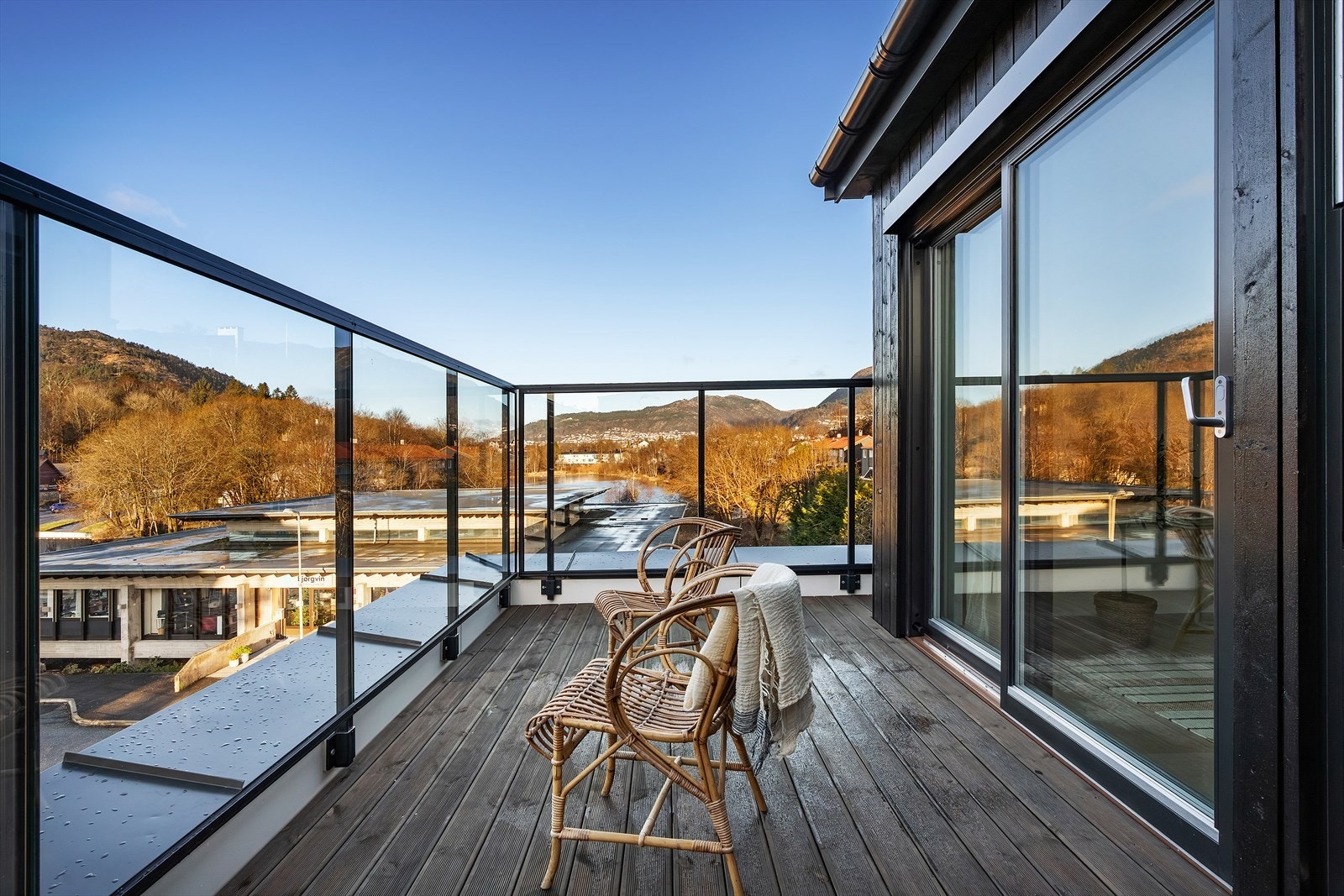 Nord mot Bergensdalen, Ulriken, Blåmanen, Rundemanen, Fløyen og Sandviksfjellet. Galleribilde