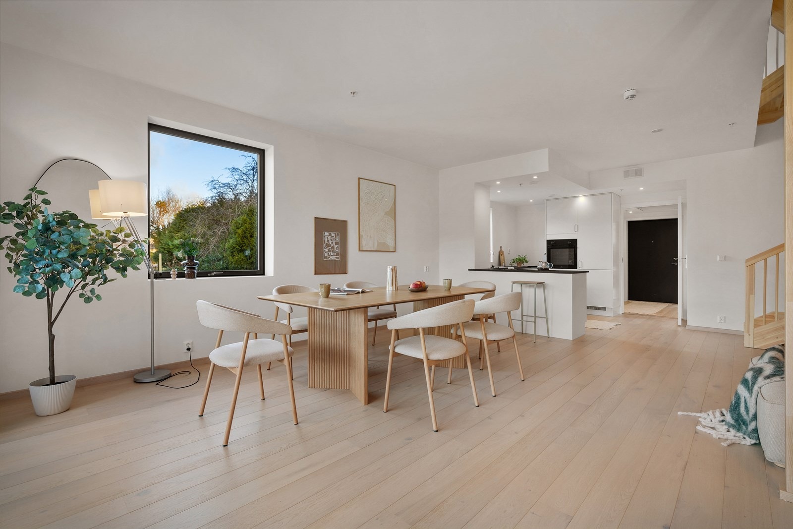 Stuen lar seg enkelt fordels i ulike grupper, med god plass til både sofa- og spisebordsgruppe. Galleribilde