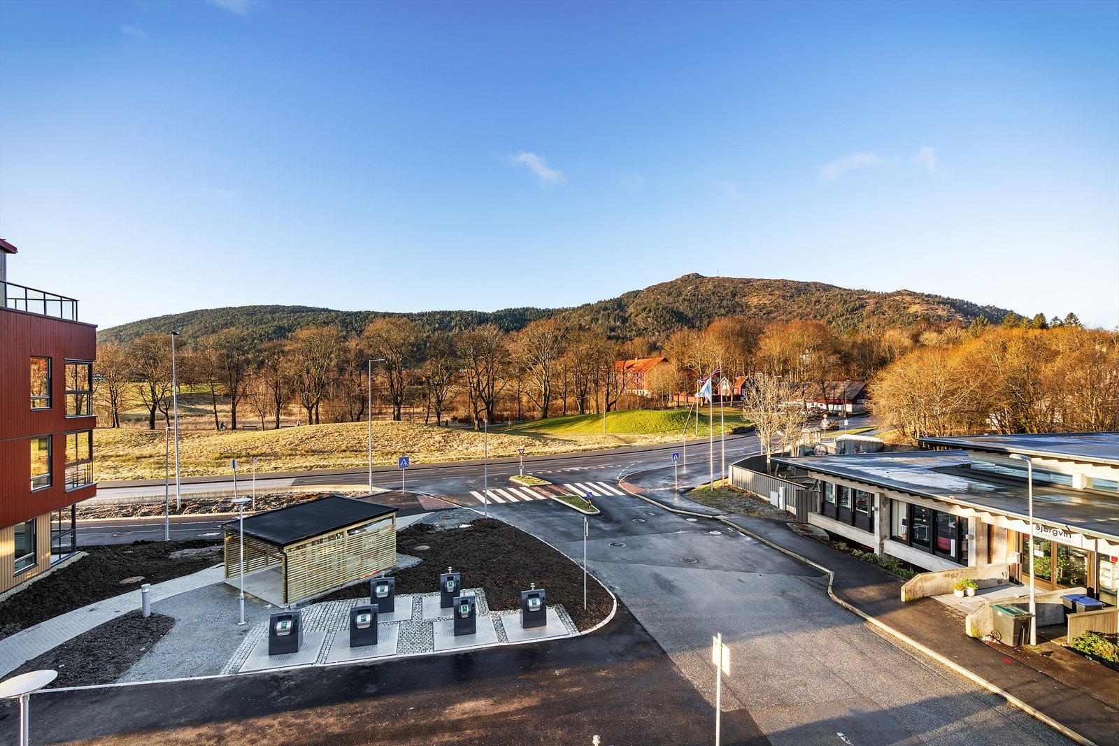 Boligen disponerer også en ekstern bod og avlåste sykkelparkeringer både i kjelleren og på bakkeplan. Galleribilde