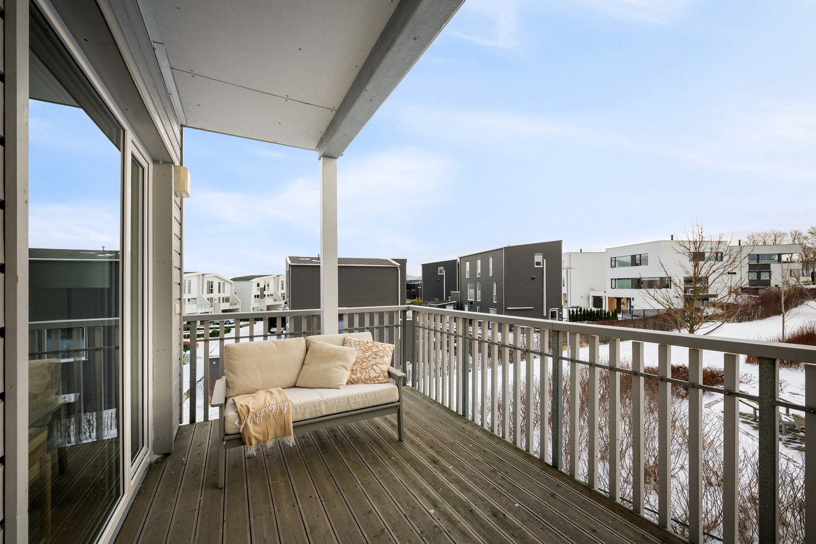 Balkongen gir fine møbleringsmuligheter med plass til både utemøbler og grill. Galleribilde