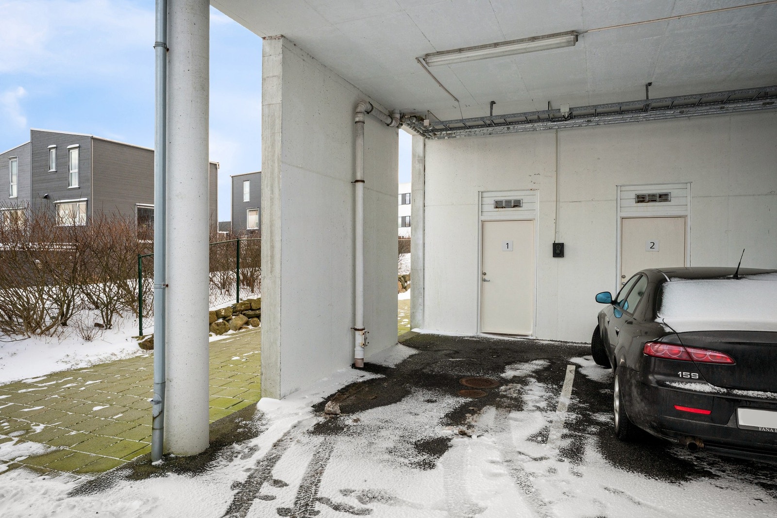 Leiligheten har fast parkering med el-billader og stor bod i bakkant Galleribilde