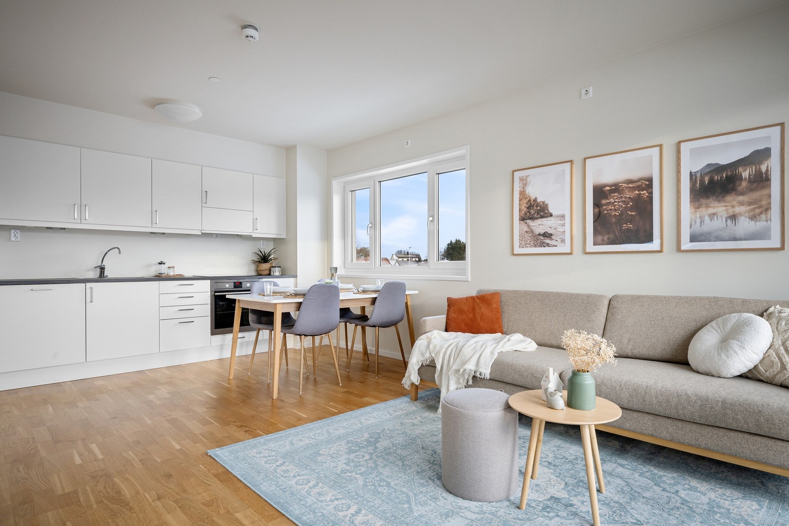 Pent kjøkken med integrerte hvitevarer som medfølger i handelen Galleribilde