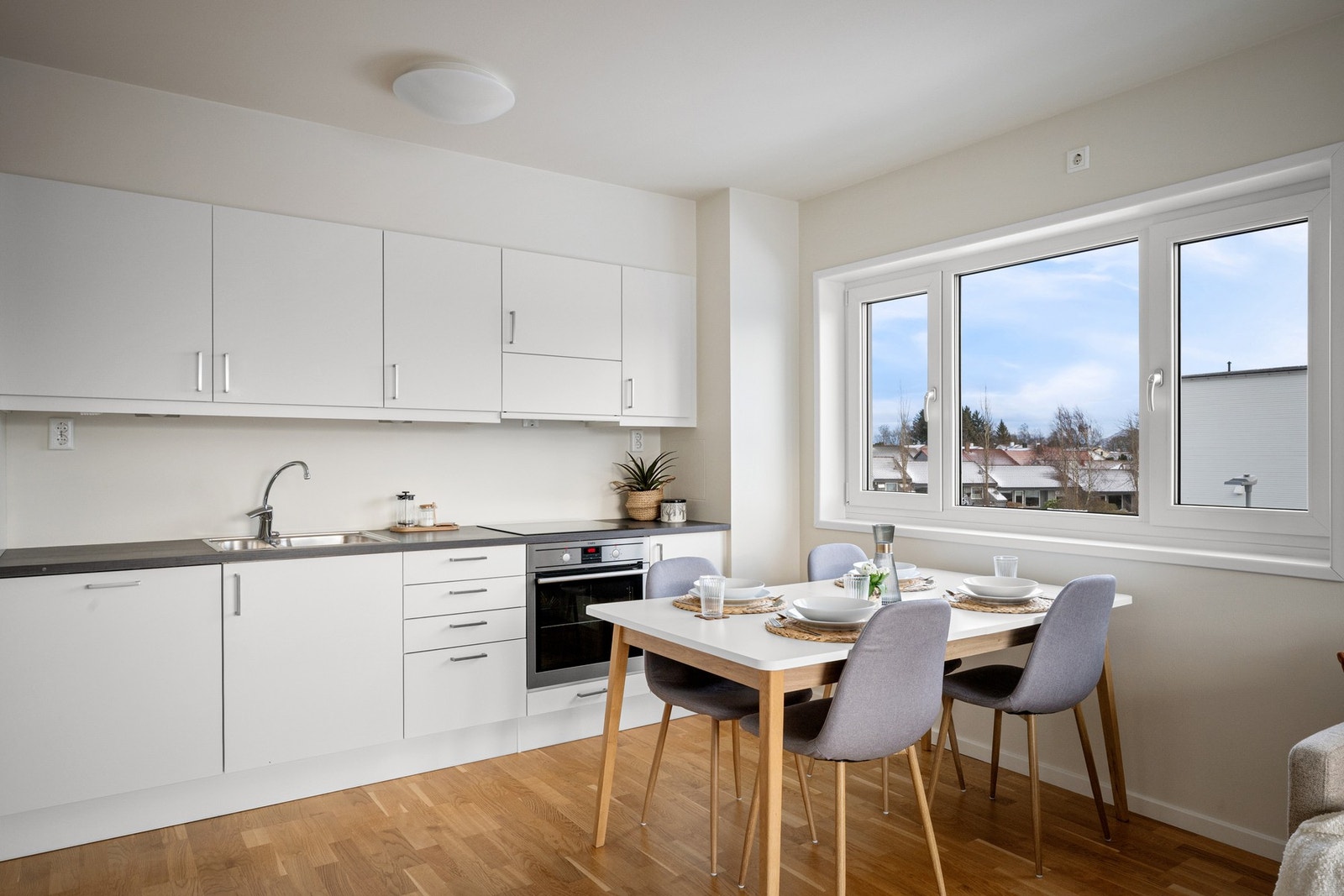 Lys og lekker 3-romsleilighet på enden i en høy 1.etasje på Sandved Galleribilde