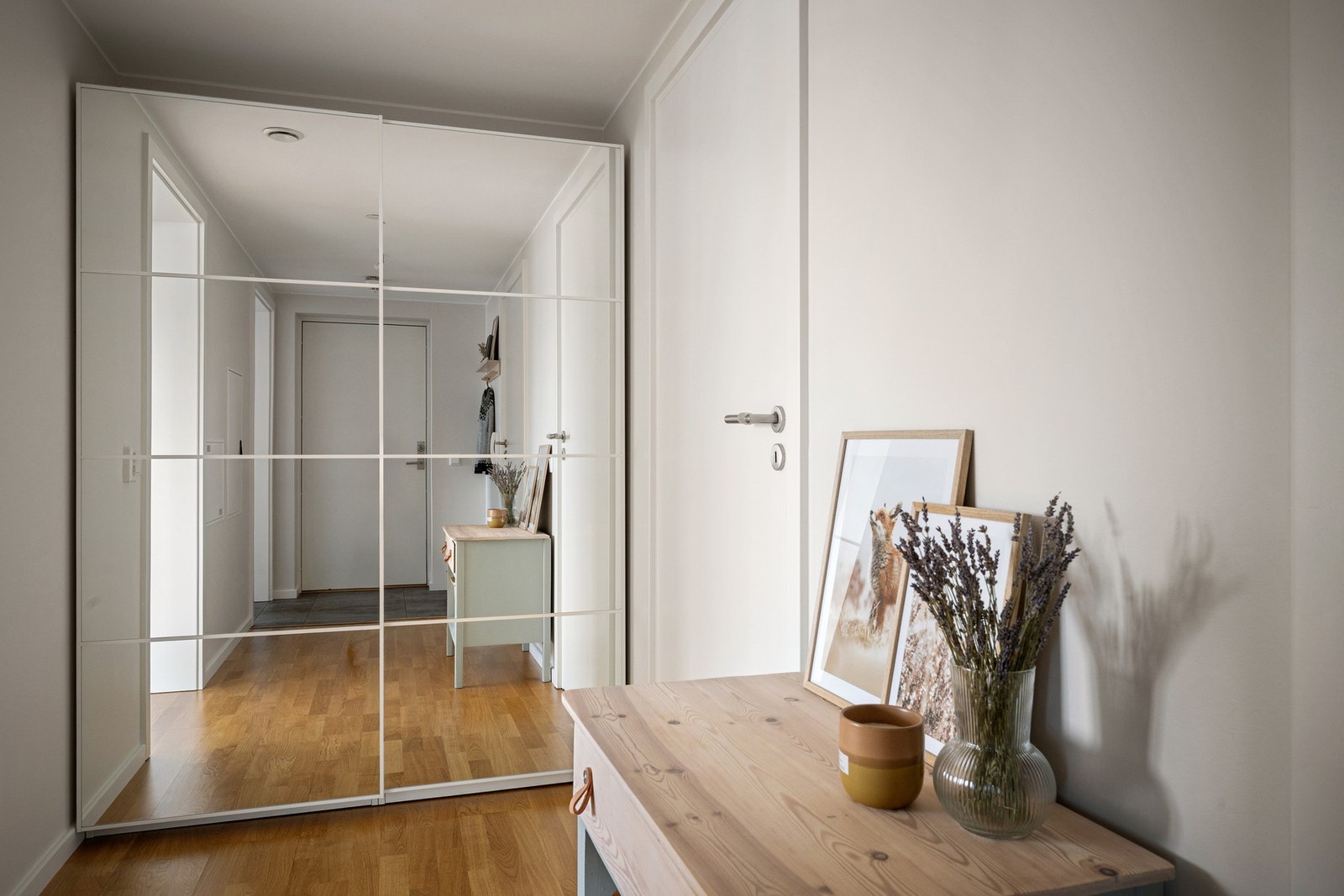 Entré/gang med garderobeløsning Galleribilde