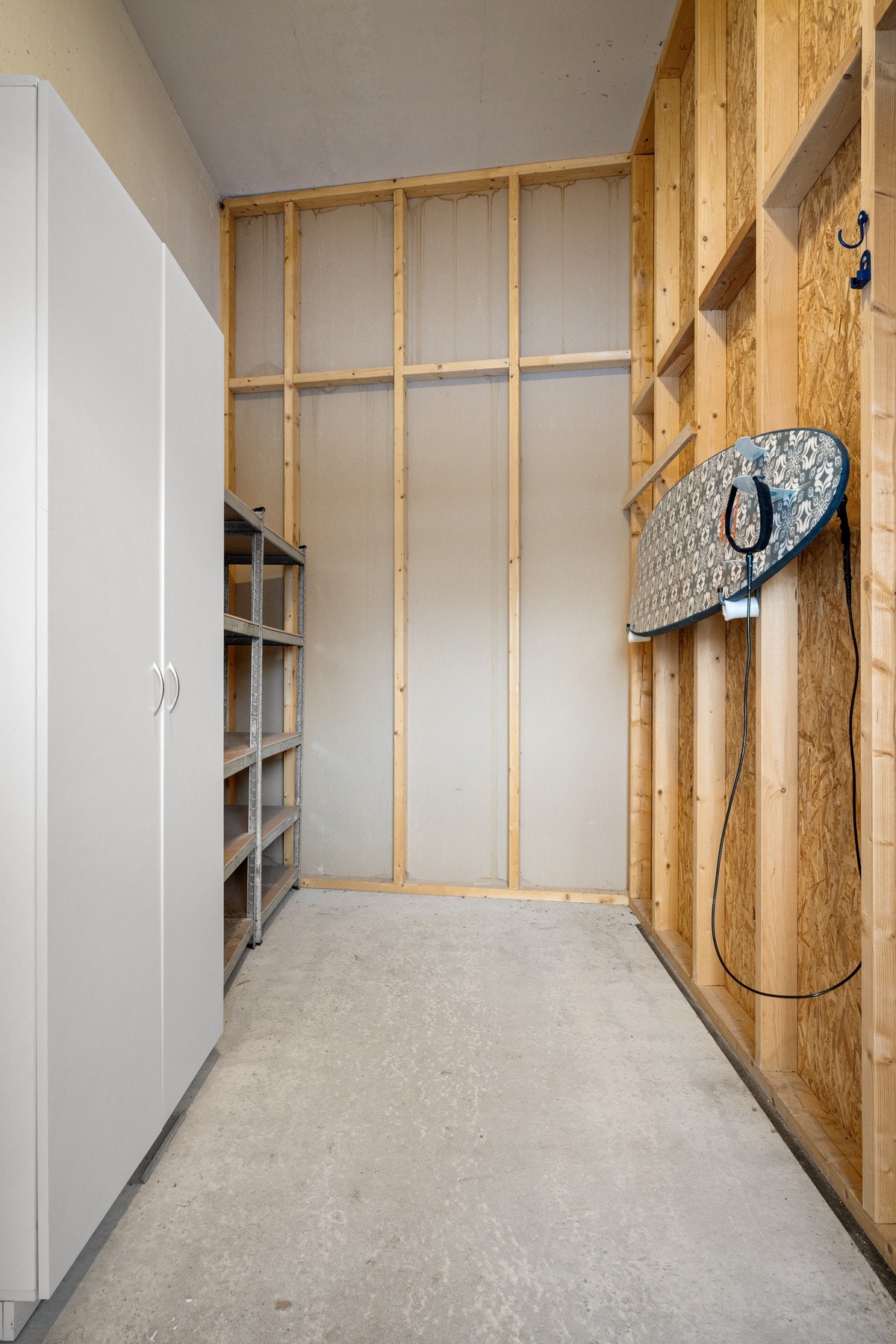 Boden er på hele 9 kvm og har svært god takhøyde Galleribilde