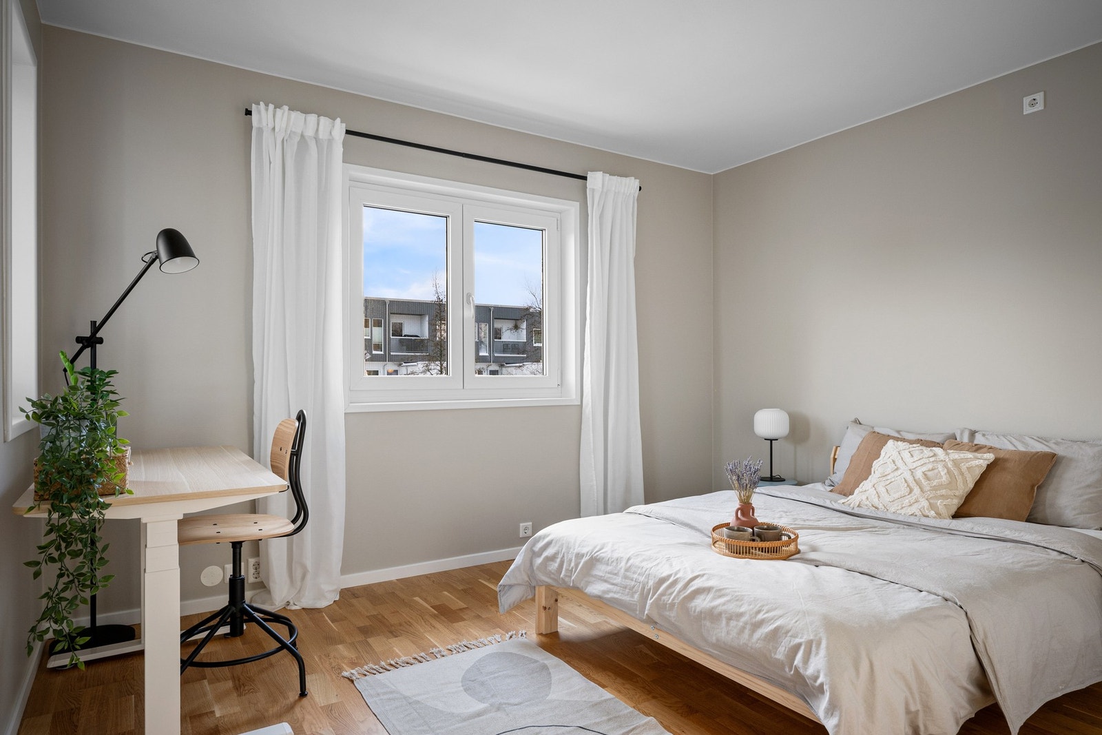 Svært romslig hovedsoverom med stor garderobeløsning Galleribilde